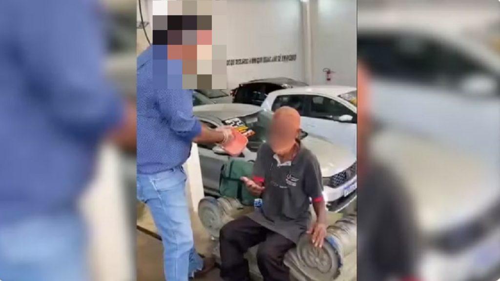 Idoso em situação de rua tem cabelos e barba tingidos de vermelho por empresário em troca de doações