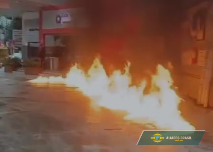VÍDEO: Homem compra combustível na bomba, derrama no chão e ateia fogo em posto na Freguesia, Zona Sudoeste do Rio