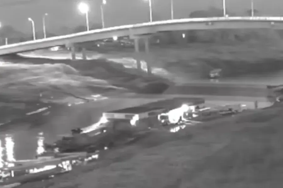 Ponte inaugurada em 2023 desaba no Acre; vídeo registra o momento da queda