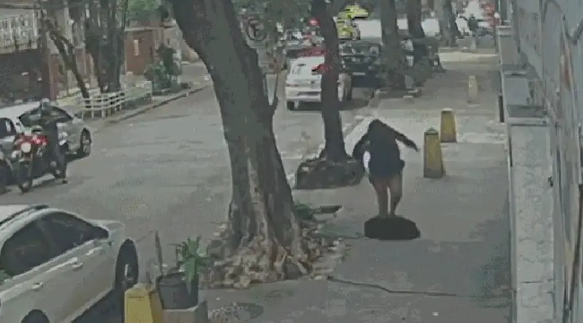 Vídeo: mulher cai em bueiro no Maracanã, no Rio