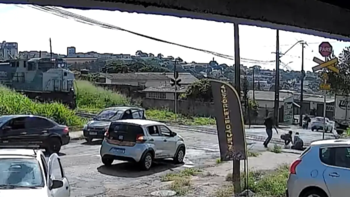 Vídeo: mulher salva homem de atropelamento por trem no Paraná