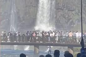 Vídeo: turista se pendura em passarela e pula nas águas das Cataratas do Iguaçu para pegar celular