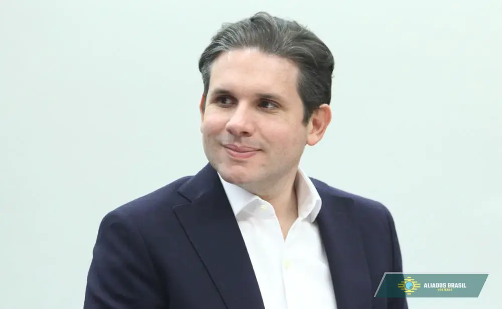 Vorcaro bancou custos de viagem de Hugo Motta para Lisboa, diz PF