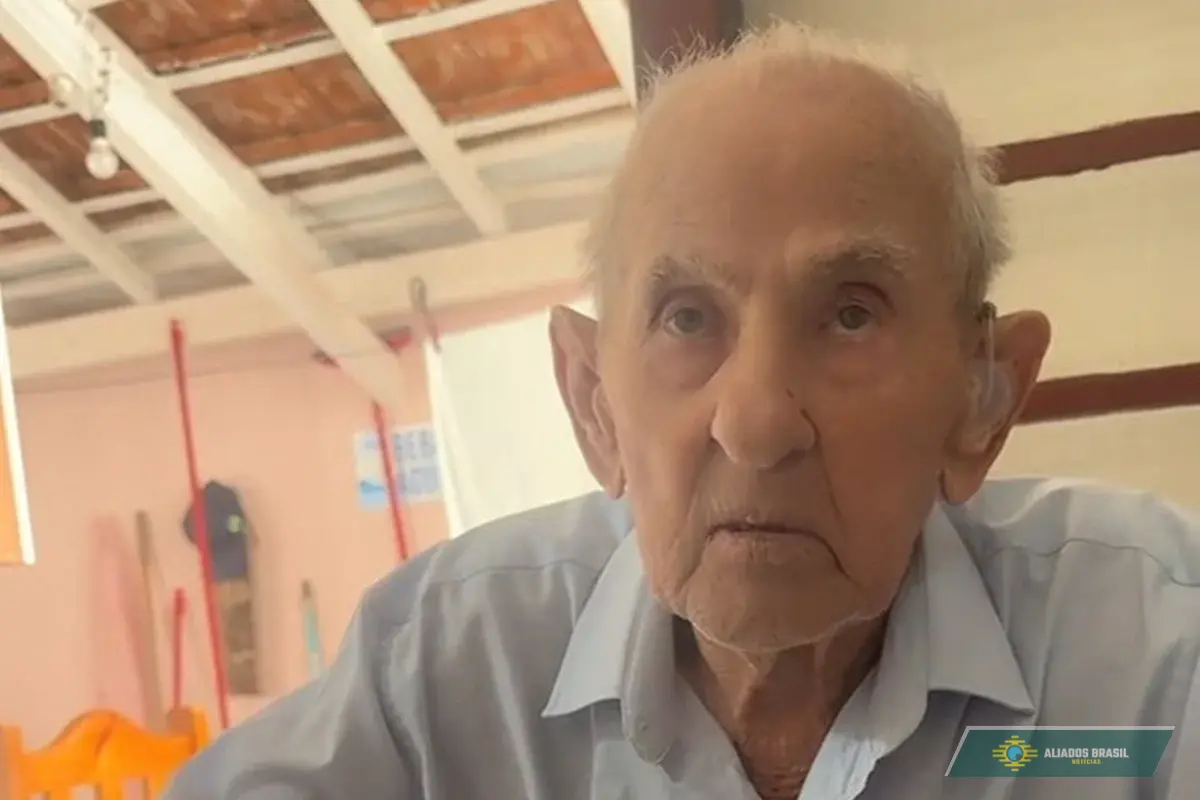 Vovô Anésio sofre parada cardiorrespiratória e é intubado na UTI; Neto chora ao atualizar quadro de saúde e pede orações. Veja vídeo