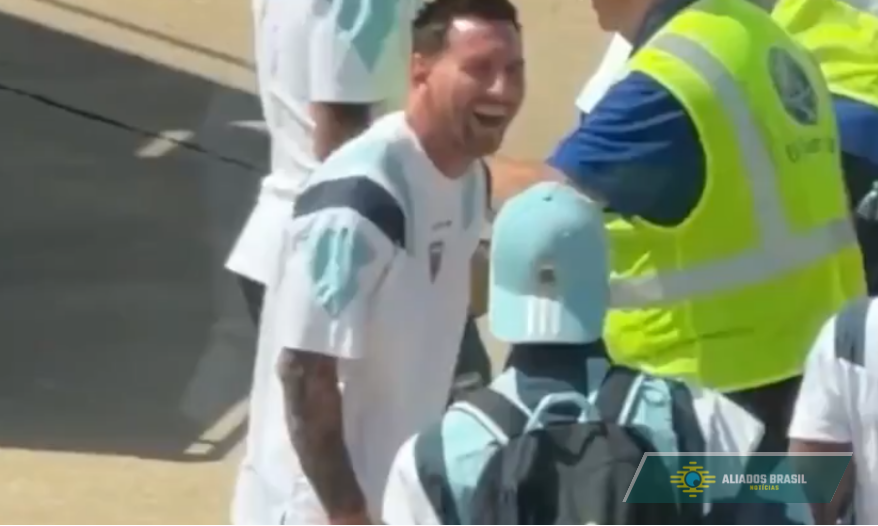 A reação de Messi ao passar por detector de metais em aeroporto