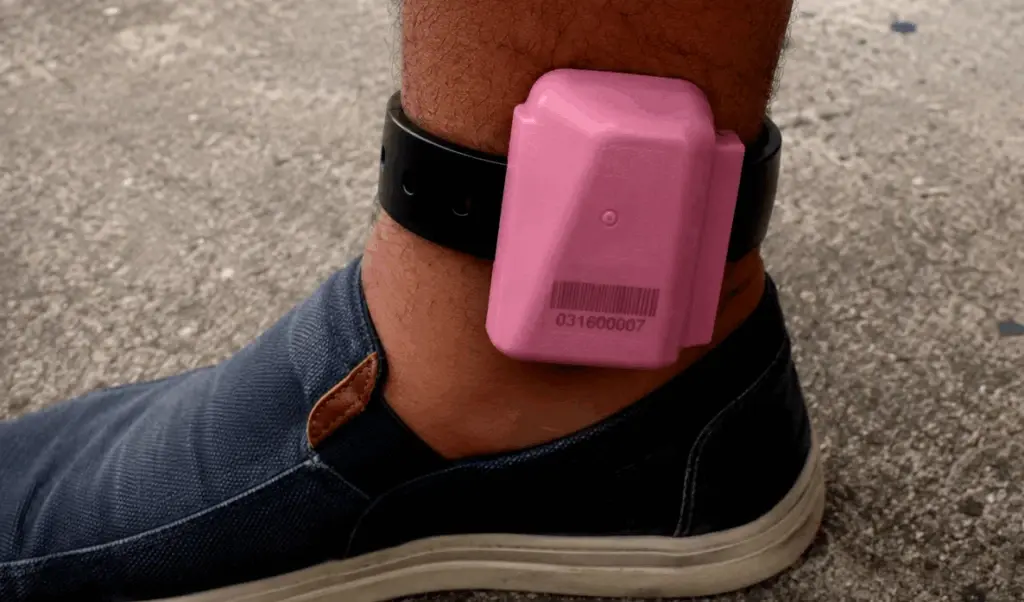 Alerj aprova tornozeleira rosa para agressores de mulheres