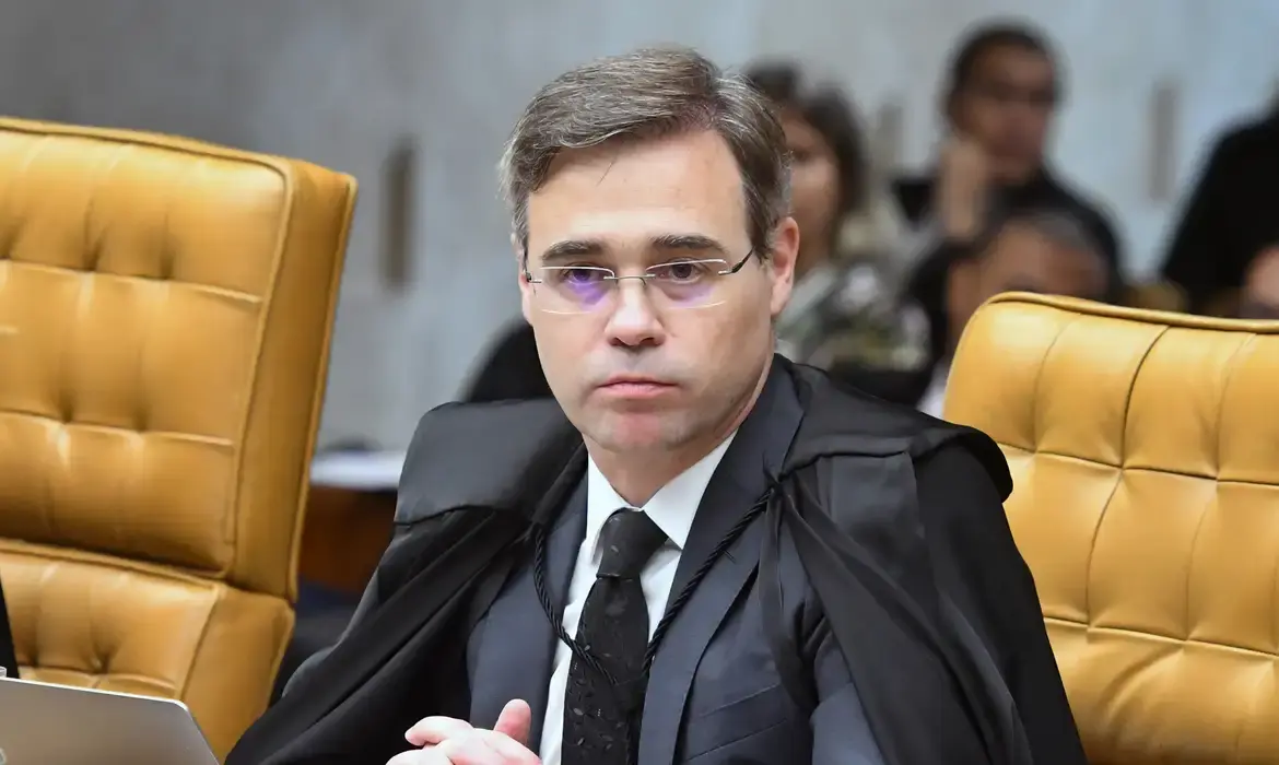 Decisão de André Mendonça gera tensão com a Polícia Federal em apuração de fraudes no INSS