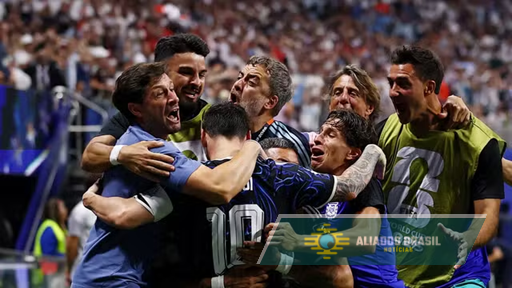 Argentina vira nos acréscimos, elimina a Inglaterra e vai à final da Copa