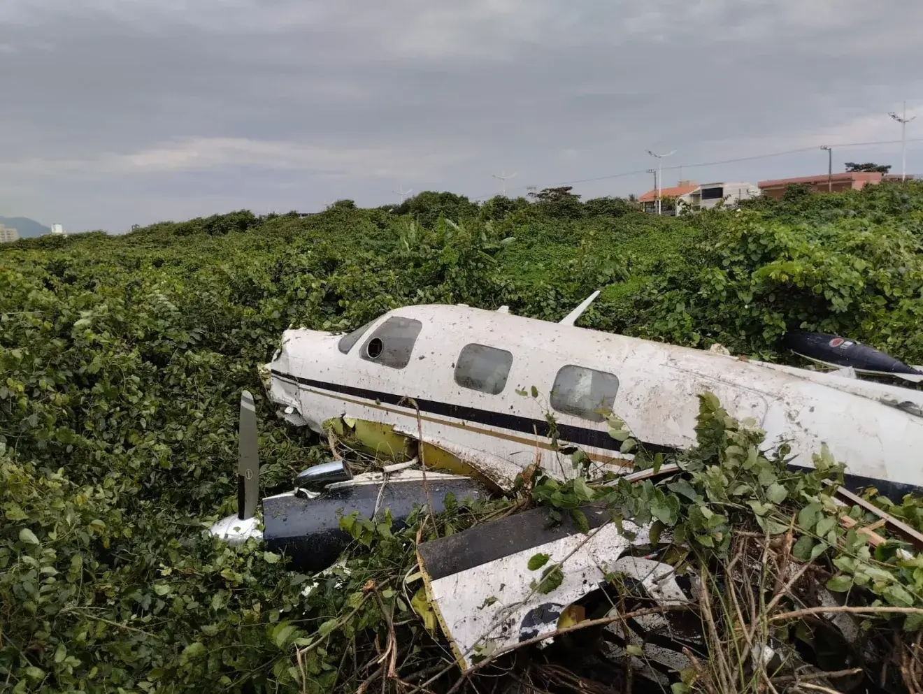 Avião de pequeno porte cai e deixa duas pessoas em estado grave em SC