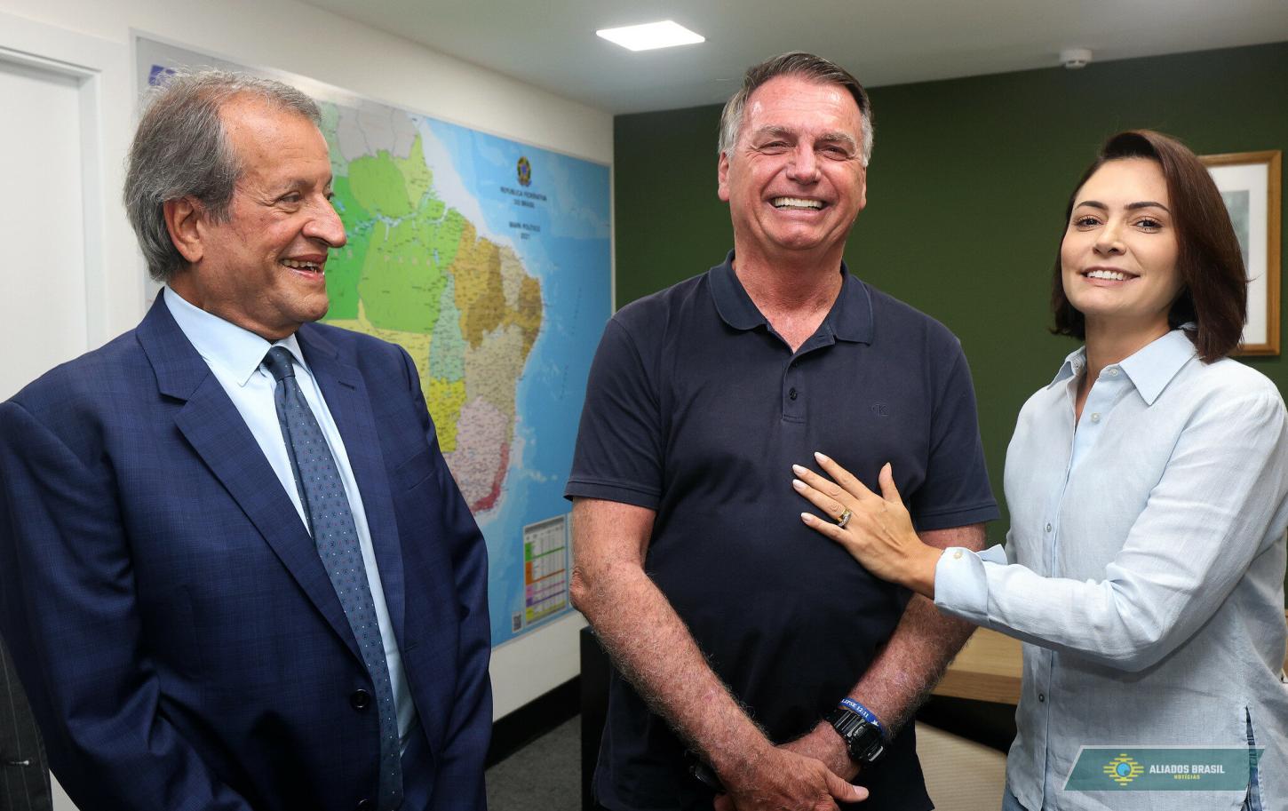 “Bolsonaro não quer Michelle no Executivo até ter um mandato”