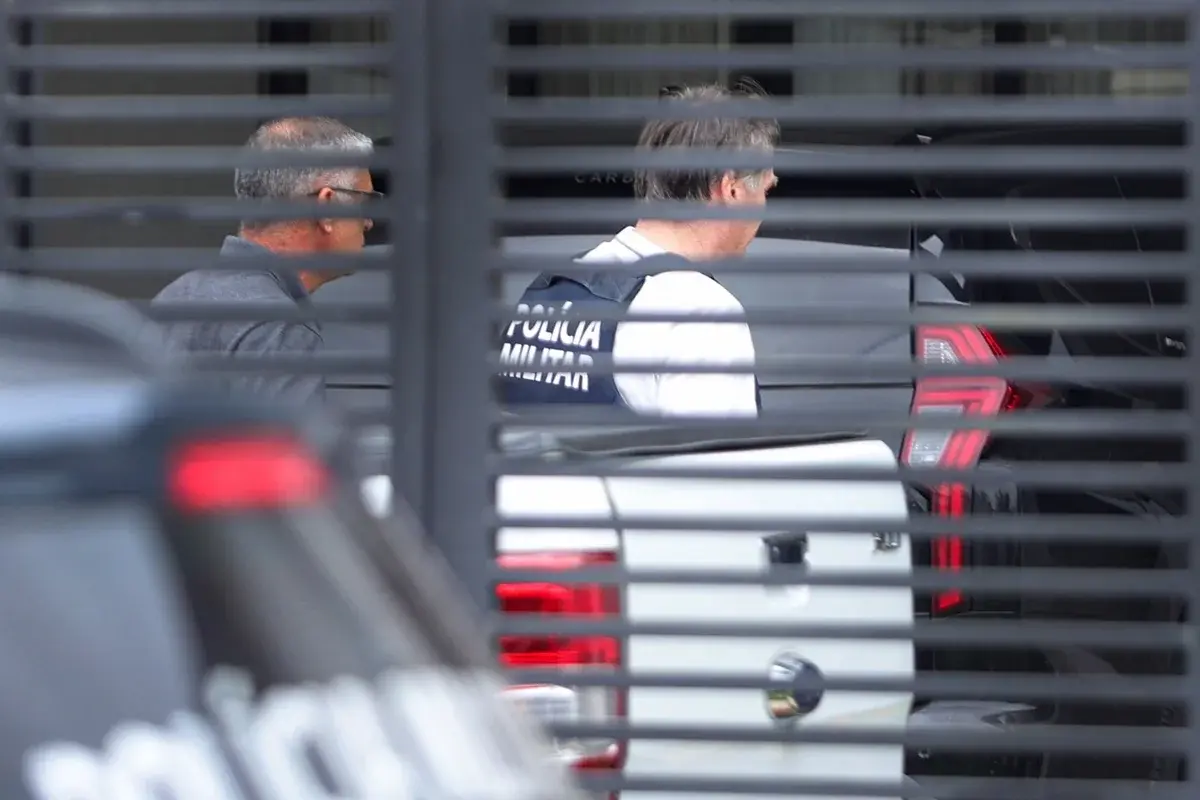Bolsonaro terá de entregar as 10 armas em nome dele à PF