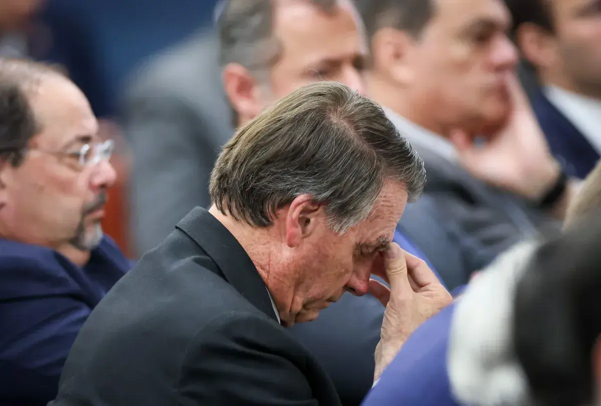 Bolsonaro teve crise de soluços por 36 horas e precisou aumentar medicação