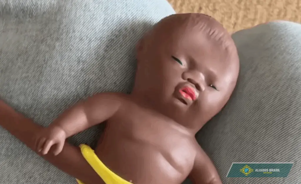 Boneca negra vendida como brinquedo antiestresse gera debate sobre violência e racismo na China