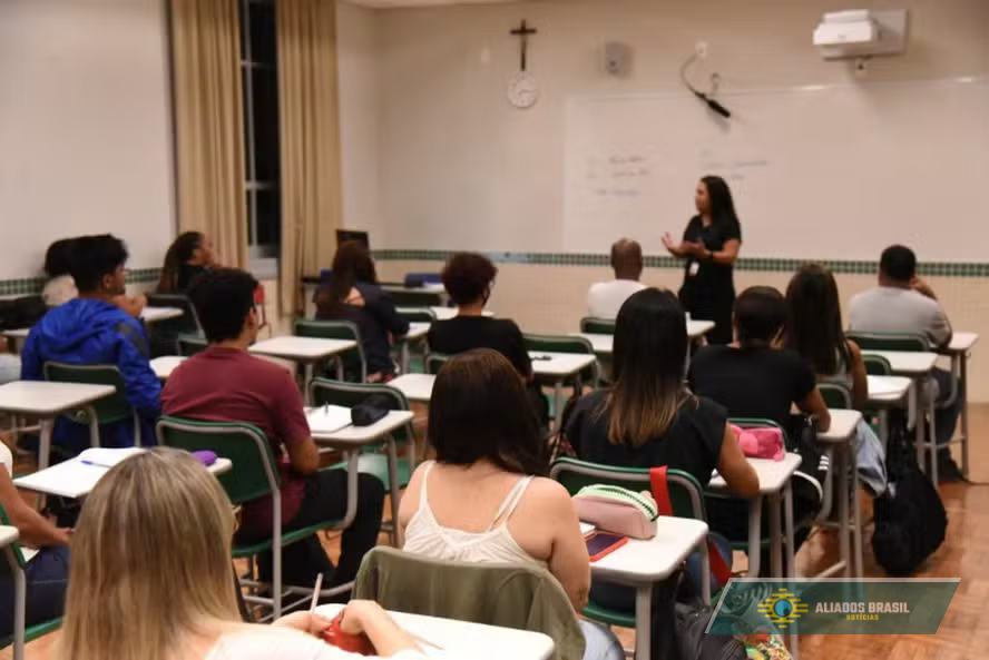 Brasil tem 37,3% da população acima de 15 anos sem concluir a educação básica, mostra estudo