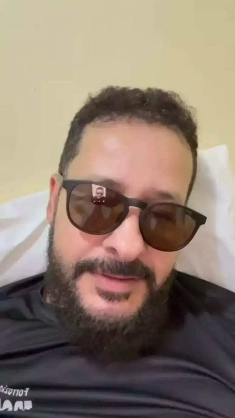 Cantor de forró despenca de palco durante show em PE e vai parar no hospital; veja vídeo do momento 