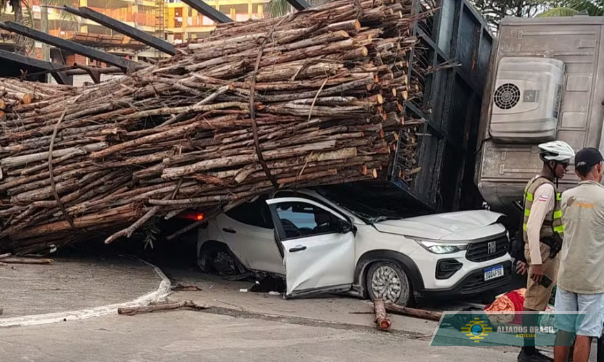 Carga de madeira cai de caminhão e esmaga carro em Salvador; motorista sai ileso