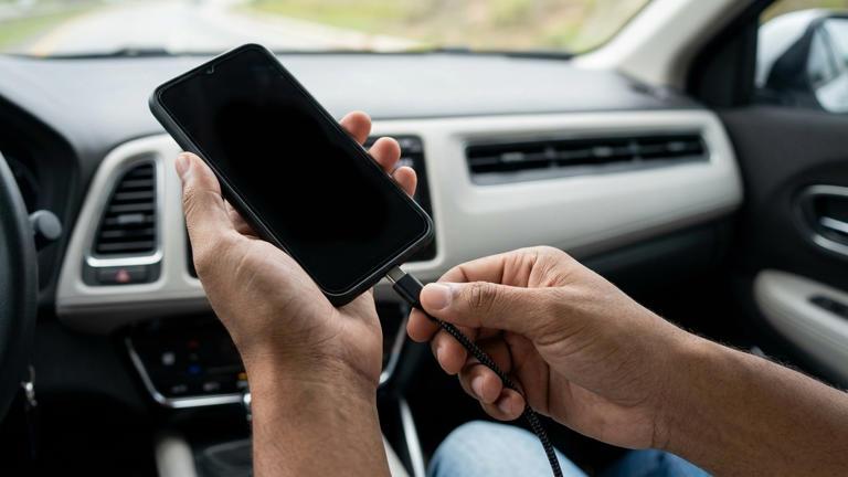 Carregar o celular no carro parece prático, mas não é recomendado: veja os riscos envolvidos