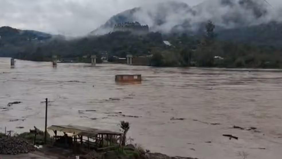 Chuva no RS: vídeo mostra casa arrastada entre Rio das Antas e Rio Taquari, na Serra Gaúcha