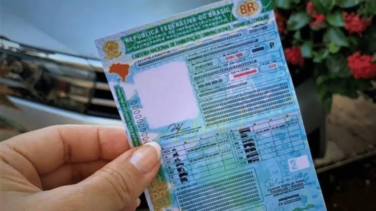 CNH suspensa ou cassada? Entenda as diferenças e evite perder o direito de dirigir.
