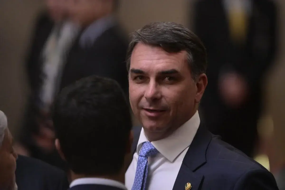 Convenção do PL se aproxima, e Flávio mantém impasse sobre vice
