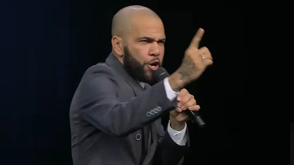 Daniel Alves diz que foi mais feliz na prisão do que no futebol