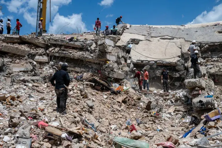 Defesa Civil de SP busca vítima viva em meio aos escombros após terremotos na Venezuela