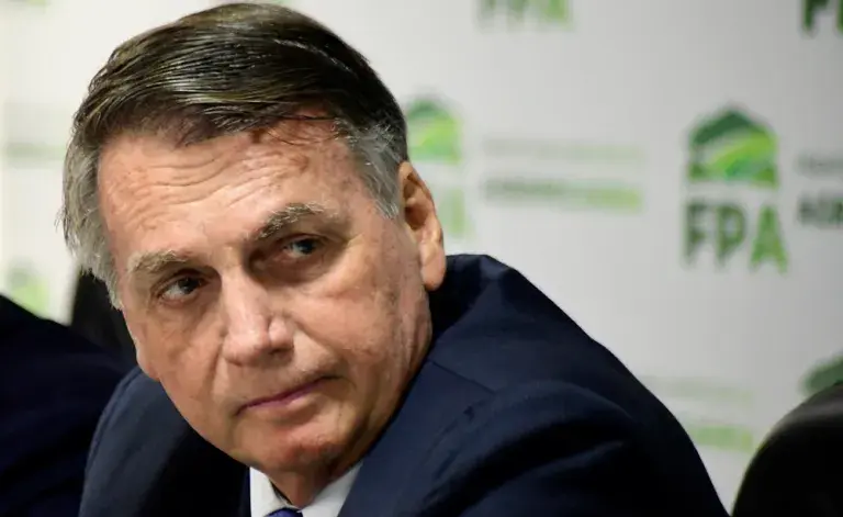 Defesa de Bolsonaro diz que arma procurada pelo Exército é a mesma já apreendida