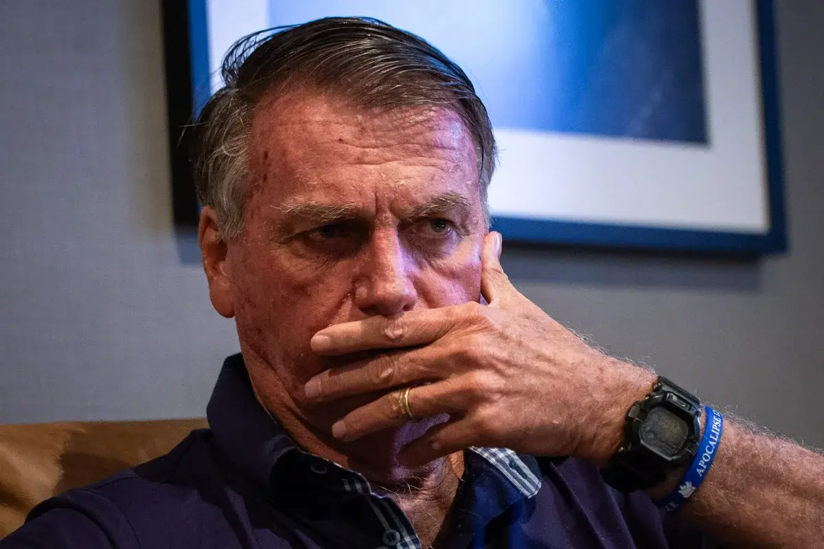Defesa de Bolsonaro pede a Moraes orientação sobre entrega de armas