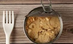 O que fazer com o óleo da lata de atum? Veja quando vale a pena aproveitar