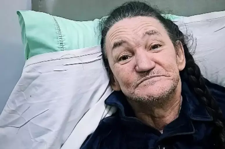 Em hospital, Marquito fala sobre reabilitação após acidente e se emociona: 'É difícil'