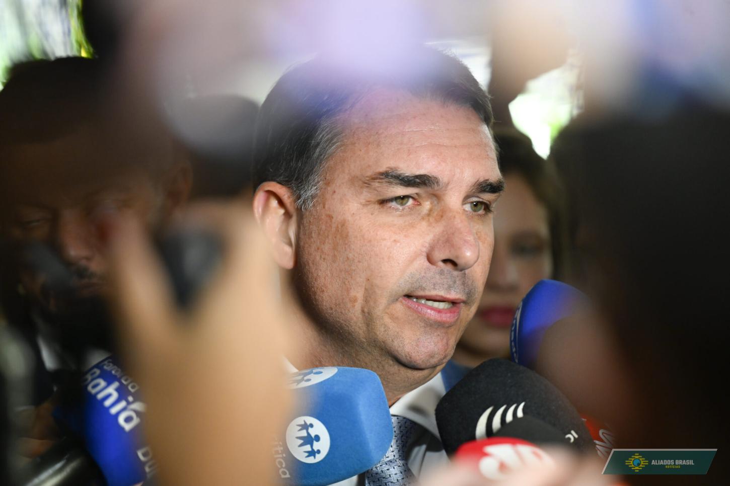Flávio Bolsonaro fará discurso de 5 minutos em audiência pública nos EUA contra tarifaço; saiba quando