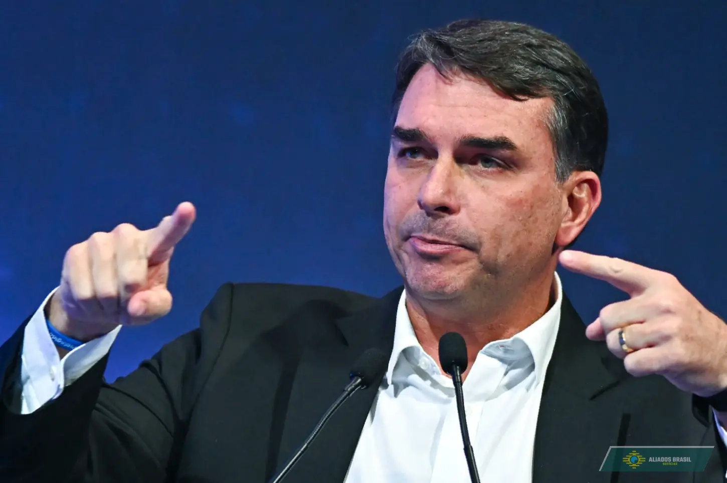 Flávio diz que não vai ficar atacando candidatos de direita