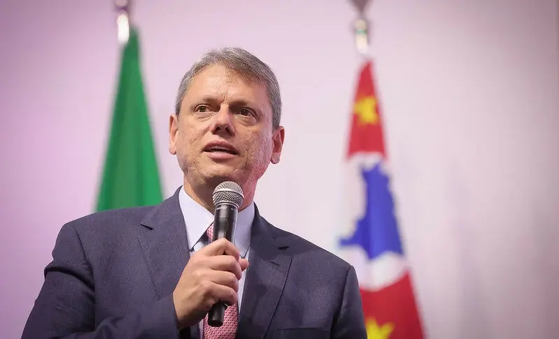 Flávio não tem “nada a ver” com tarifaço dos EUA, diz Tarcísio