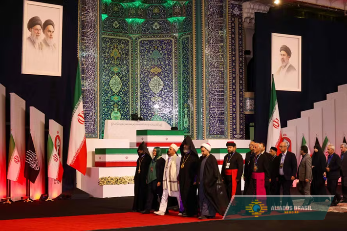 Funeral de Ali Khamenei começa no Irã 4 meses após morte em ataque de EUA e Israel
