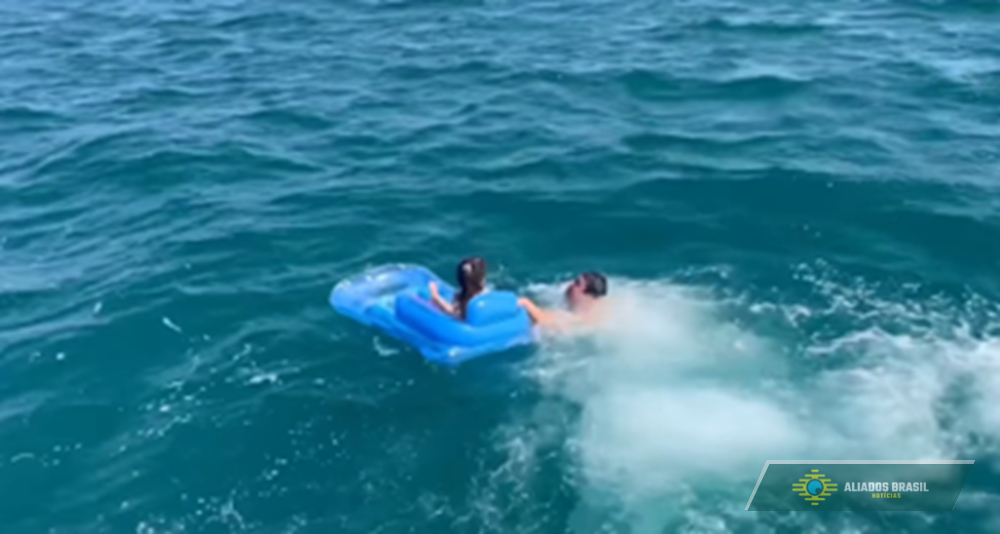 Guarda Costeira resgata criança à deriva em colchão inflável na Turquia
