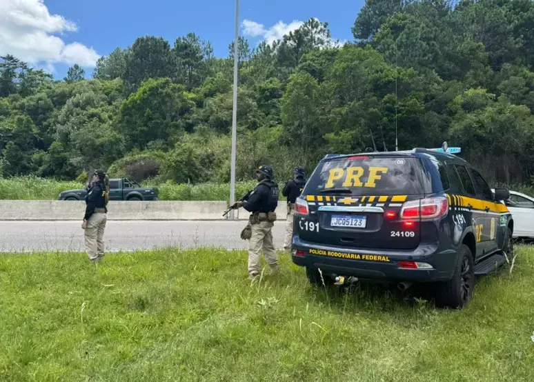 Homem foge de linchamento, pede ajuda à PRF e acaba preso por estupro de vulnerável na Serra 