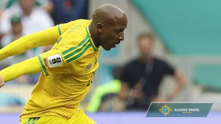 Infância difícil e morte da avó antes de jogo da Copa: quem era o jogador sul-africano que morreu dias após voltar do Mundial