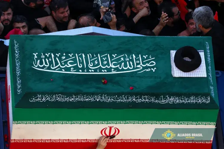 Irã sepulta Ali Khamenei enquanto paradeiro de novo líder supremo, seu filho Mojtaba, continua desconhecido