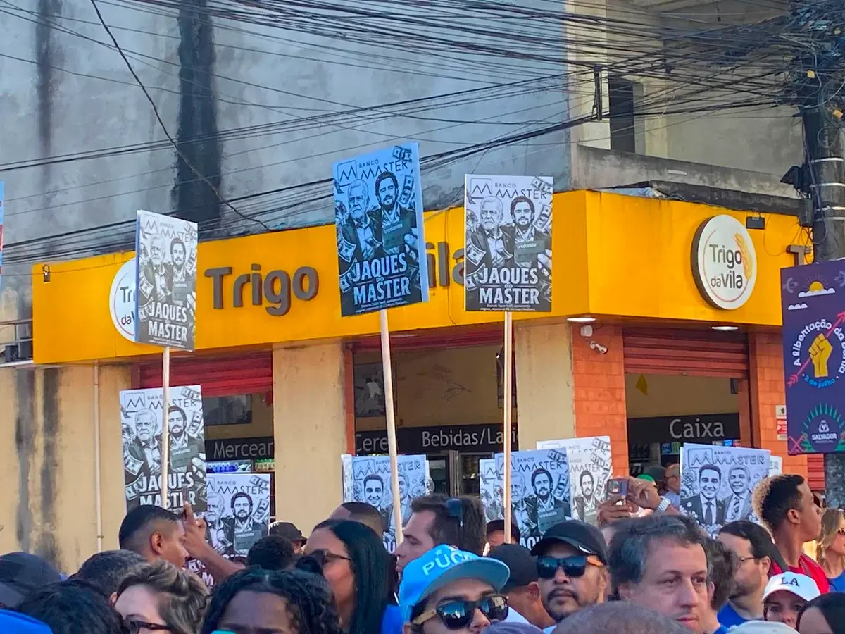 Jaques é recebido com vaias e placas 