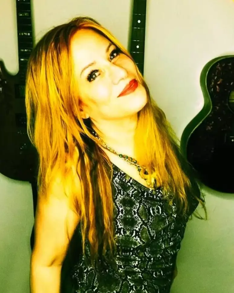  Jennifer Finch, baixista do L7, morre aos 59 anos