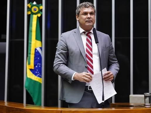 Lindbergh manda emendas para MST do Paraná, base eleitoral de Gleisi
