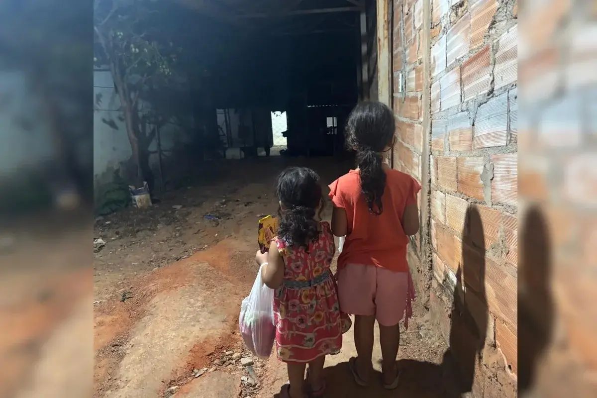 Mãe vai a churrasco e deixa filhas de 2 e 5 anos em casa cheia de lixo. Veja vídeo