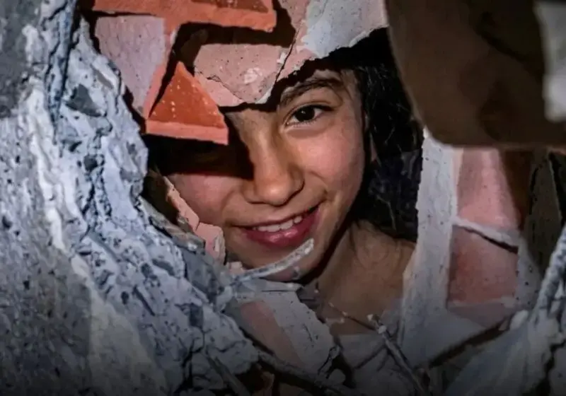 Menina resgatada após mais de 30 horas sob escombros emociona com sorriso na Venezuela