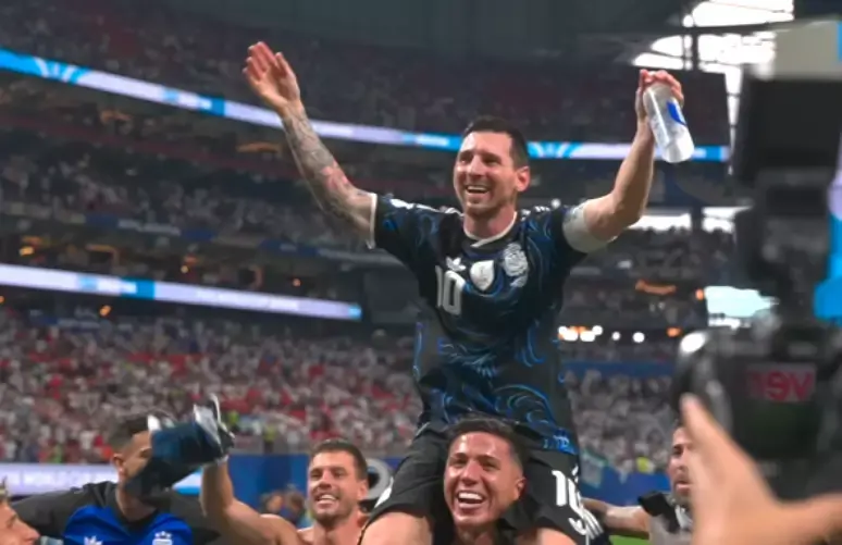 Messi é carregado nos ombros e celebrado por time após vitória da Argentina contra a Inglaterra