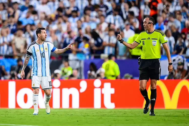 Messi se irrita com árbitro durante jogo contra a Suíça: ‘Fale direito comigo’  