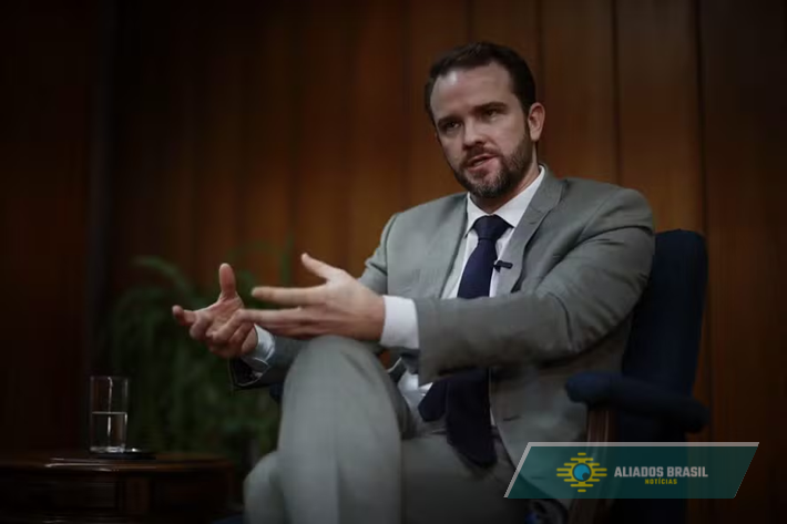 Ministro da Fazenda de Lula critica sanções dos EUA a brasileiros por suposta ligação com PCC