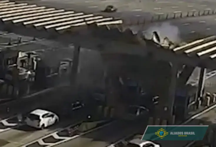 Motorista morre após carro bater e derrubar teto de pedágio em SP