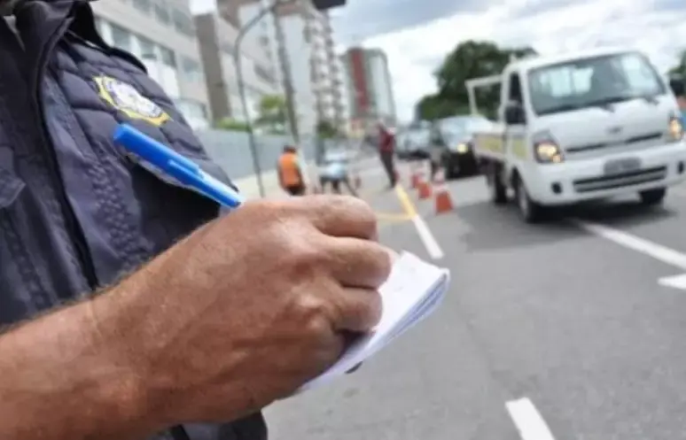Multa de trânsito indevida: veja como recorrer sozinho e quais documentos reunir 