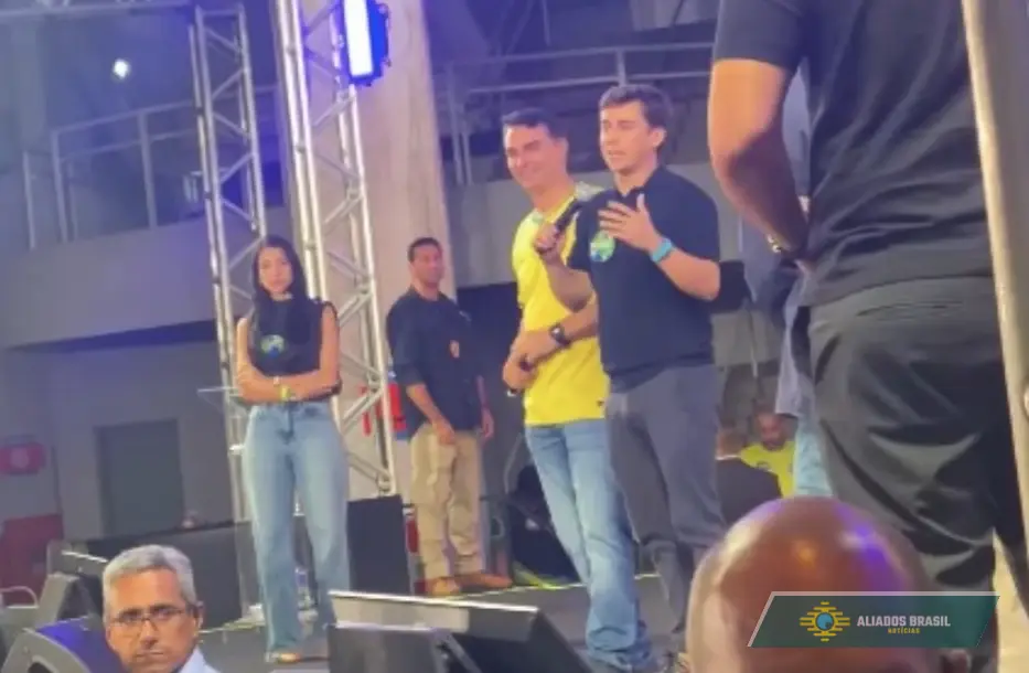 Nikolas Ferreira fecha evento do PL ao lado de Flávio Bolsonaro