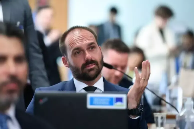 O que muda para Eduardo Bolsonaro com o recebimento do green card? Entenda 